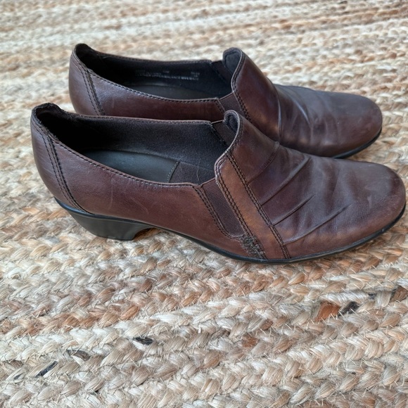 Clark’s Size 10 Partridge Brown Slip On Heeled Loafers - Picture 4 of 8